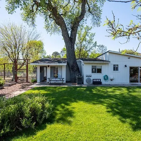 Wildwood Cottage-Family Friendly Wine Country Stay